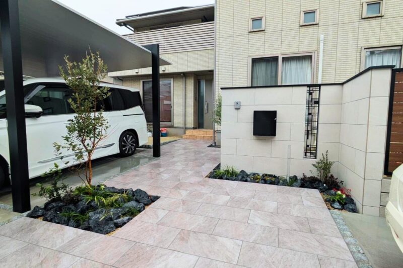 黒のアクセントが光る、上質なタイルで彩るモダンな門構え